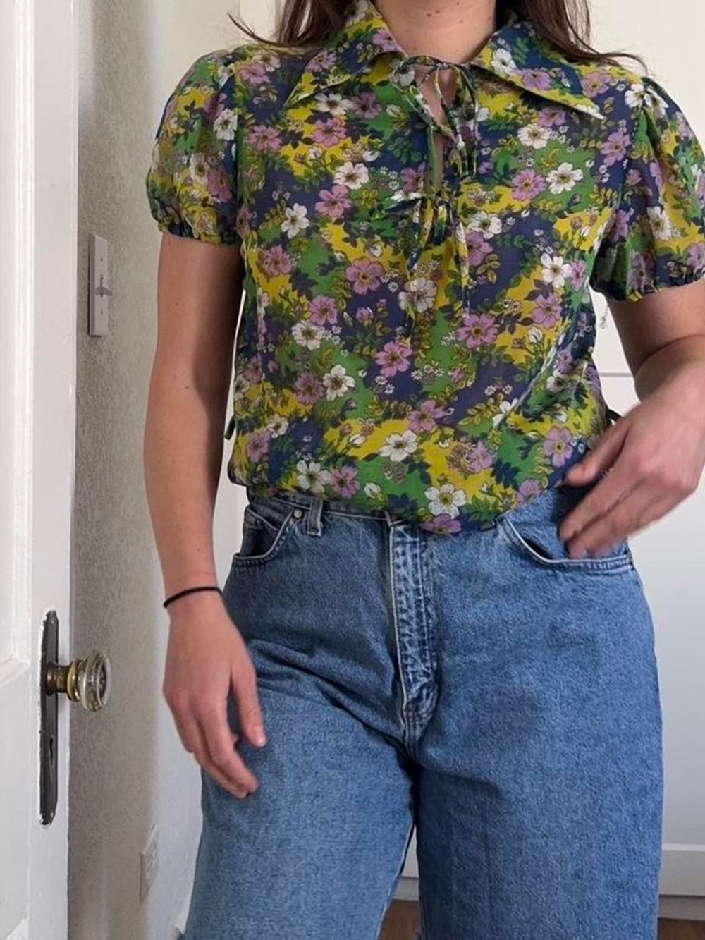 Vintage 70s Cottage Core Short Sleeve Dagger Collar Tie Up Floral Print Blouse